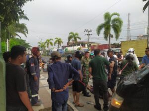 Prajurit Kodim 0303 Bengkalis Gerak Cepat Evakuasi Korban Kecelakaan di Duri