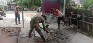 Jalin Keakraban Babinsa Sebubus Bantu Warga Cor Lantai Halaman Rumah