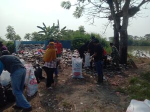 Peduli Lingkungan, Babinsa Koramil Tirtayasa Ajak Warga Bersihkan Sampah di Bantaran Sungai Ciujung