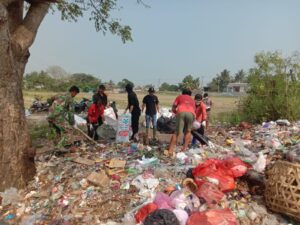 Peduli Lingkungan, Babinsa Koramil Tirtayasa Ajak Warga Bersihkan Sampah di Bantaran Sungai Ciujung