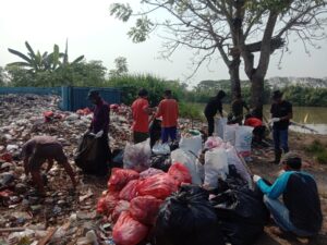 Peduli Lingkungan, Babinsa Koramil Tirtayasa Ajak Warga Bersihkan Sampah di Bantaran Sungai Ciujung