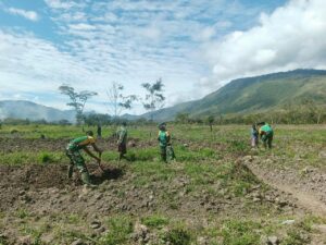 Satgas YR 321/GT Ajak Masyarakat Jayawijaya Kembangkan UMKM Bagikan Bibir Kacang Kedelai