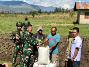 Satgas YR 321/GT Ajak Masyarakat Jayawijaya Kembangkan UMKM Bagikan Bibir Kacang Kedelai