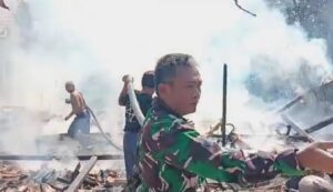 Gerak Cepat, Babinsa Bersama Bhabinkamtibmas Bantu Padamkan Kebakaran Rumah Warga