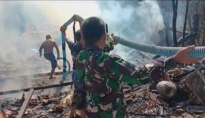 Gerak Cepat, Babinsa Bersama Bhabinkamtibmas Bantu Padamkan Kebakaran Rumah Warga
