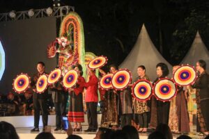 Dekranasda Bali 2023, Kasdam IX/Udayana Hadiri Kegiatan Fashion Show Adiwarna Wastra Loka