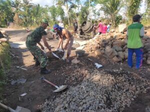 Turut Serta Bangun TPQ, Wujud Kedekatan Babinsa Koramil Sikur Dengan Warga Binaan