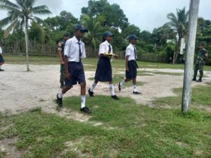 Tumbuhkan Jiwa Nasionalisme, Satgas Yonarmed 1 Kostrad Latih Upacara Bendera Siswa SMP