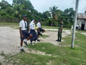 Tumbuhkan Jiwa Nasionalisme, Satgas Yonarmed 1 Kostrad Latih Upacara Bendera Siswa SMP