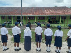 Tumbuhkan Jiwa Nasionalisme, Satgas Yonarmed 1 Kostrad Latih Upacara Bendera Siswa SMP