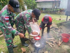 Satgas Yonif 143/TWEJ Ajarkan Masyarakat Papua Cara Membuat Minyak Kelapa