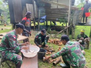 Satgas Yonif 143/TWEJ Ajarkan Masyarakat Papua Cara Membuat Minyak Kelapa