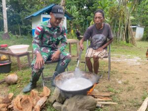 Satgas Yonif 143/TWEJ Ajarkan Masyarakat Papua Cara Membuat Minyak Kelapa