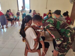 Satgas Pamtas Yonarmed 10 / Bradjamusti Bantu Berikan Imunisasi Balita Perbatasan