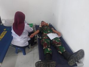 Memperingati Hari Donor Darah Sedunia, Kipan B Yonif 144/Jy Sumbangkan Darah