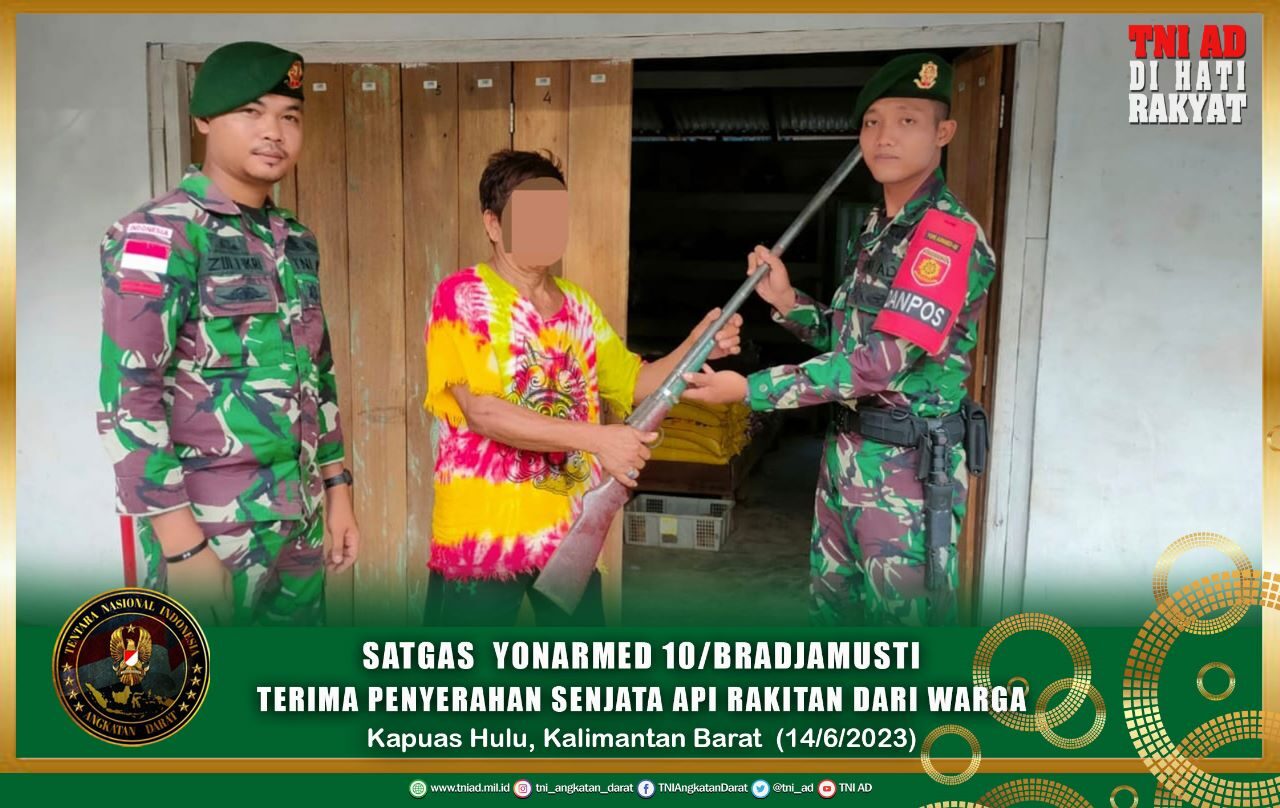 Satgas Yonarmed 10/Bradjamusti Terima Penyerahan Senjata Api Rakitan Dari Warga