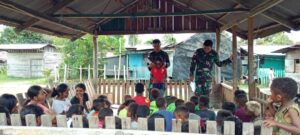 Satgas Yonif 125/SMB Tanamkan Wawasan Kebangsaan Kepada Anak-Anak Kampung Ilwanab Papua