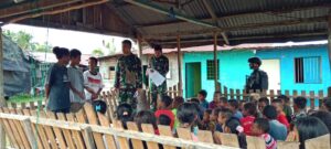 Satgas Yonif 125/SMB Tanamkan Wawasan Kebangsaan Kepada Anak-Anak Kampung Ilwanab Papua