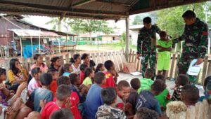 Satgas Yonif 125/SMB Tanamkan Wawasan Kebangsaan Kepada Anak-Anak Kampung Ilwanab Papua