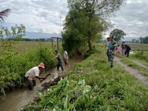 Terlihat Jelas Kekompakan Anggota Koramil 02/Seunagan dan Masyarakat Laksanakan Gotong Royong