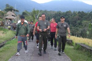 Jaga Kebugaran Tubuh, Dandim Tabanan Dampingi Danrem 163/WSA Olahraga Bersama di Jatiluwih