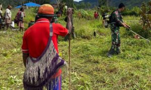 Budayakan Bersih, Satgas Yonif 143/TWEJ Ajak Gotong Royong Masyarakat Kiwirok