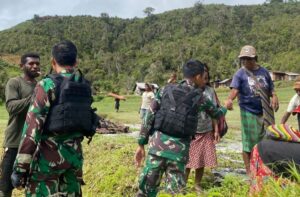 Budayakan Bersih, Satgas Yonif 143/TWEJ Ajak Gotong Royong Masyarakat Kiwirok