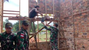 Prajurit Yonif 511/DY, Gotong Royong Bersama Warga Bangun Rumah Pendeta Di Perbatasan RI-PNG