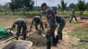 Prajurit Yonif 511/DY, Gotong Royong Bersama Warga Bangun Rumah Pendeta Di Perbatasan RI-PNG
