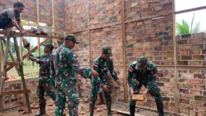 Prajurit Yonif 511/DY, Gotong Royong Bersama Warga Bangun Rumah Pendeta Di Perbatasan RI-PNG