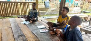 Atasi Buta Aksara di Pedalaman Papua, Satgas Yonif 623/BWU Jadi Tenaga Pendidik Bagi Anak-anak Sekitar