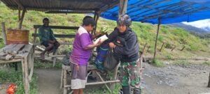 Satgas Yonif RK 115/ML Bantu Kesulitan Masyarakat Yambi dengan Barter Bahan Makanan