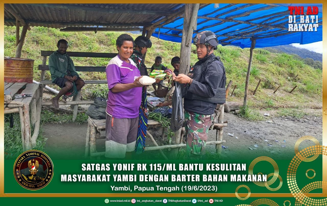 Satgas Yonif RK 115/ML Bantu Kesulitan Masyarakat Yambi dengan Barter Bahan Makanan