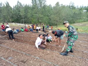 Satgas Yonkav 10/Mendagiri Bantu Mengelola Kebun Sebagai Media Pembelajaran Biologi Siswa SMP Gita Surya Eban