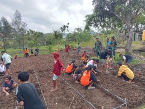 Satgas Yonkav 10/Mendagiri Bantu Mengelola Kebun Sebagai Media Pembelajaran Biologi Siswa SMP Gita Surya Eban