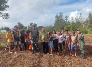 Satgas Yonkav 10/Mendagiri Bantu Mengelola Kebun Sebagai Media Pembelajaran Biologi Siswa SMP Gita Surya Eban