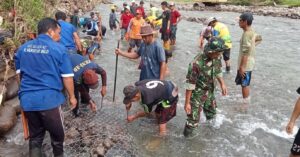 Babinsa Kodim 1402/Polman Bersama Warga Gotong Royong Pasang Bronjong di Matangnga