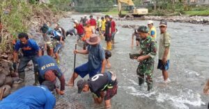 Babinsa Kodim 1402/Polman Bersama Warga Gotong Royong Pasang Bronjong di Matangnga