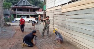 Babinsa Kodim 1402/Polman Bersama Warga Gotong Royong Pasang Bronjong di Matangnga