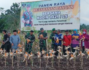 Dukung Ketahanan Pangan, Dandim 0421/LS Pimpin Panen Raya Jagung