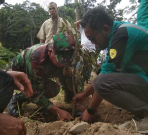 Peduli Lingkungan, Babinsa Koramil 07/Batu Benawa Bersama PLN UP3 Barabai Tanam Pohon