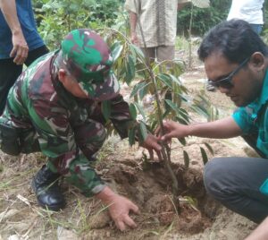 Peduli Lingkungan, Babinsa Koramil 07/Batu Benawa Bersama PLN UP3 Barabai Tanam Pohon