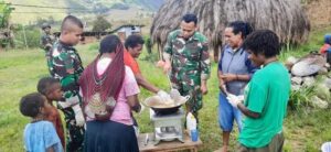 Kreativitas Satgas YR 321/GT/13/1 Kostrad Olah Makanan Khas Masyarakat Jayawijaya Jadi Getuk dan Donat