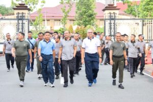 Perkokoh Sinergitas TNI-Polri, Prajurit Tanjungpura Ikuti Olahraga Bersama di Mapolda Kalbar