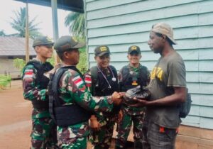 Sambut Hari Raya Idul Adha, Satgas Yonif 511/DY Berikan Bantuan Sosial Warga di Perbatasan Papua