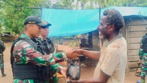 Sambut Hari Raya Idul Adha, Satgas Yonif 511/DY Berikan Bantuan Sosial Warga di Perbatasan Papua