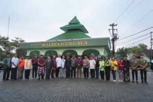 Idul Adha, Danrem 071/Wijayakusuma Sholat Bersama Masyarakat dan Serahkan Hewan Qurban