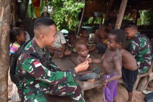 Bagikan Baju Layak Pakai, Kasih Satgas Yonif 125/Smb Di Papua