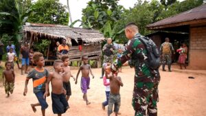 Bagikan Baju Layak Pakai, Kasih Satgas Yonif 125/Smb Di Papua