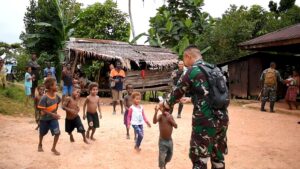 Bagikan Baju Layak Pakai, Kasih Satgas Yonif 125/Smb Di Papua